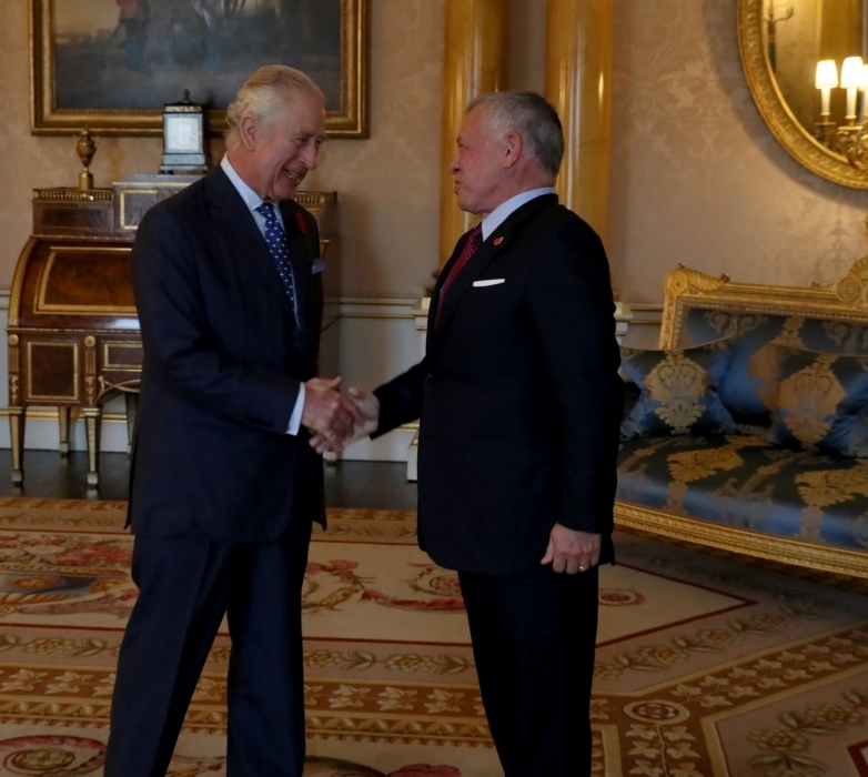 عاجل... الملك يلتقي ملك بريطانيا