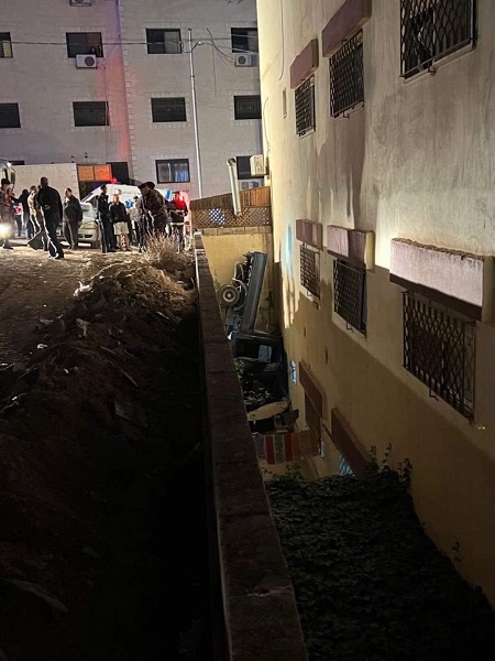 سقوط مركبة داخل تسوية إحدى العمارات في الزرقاء