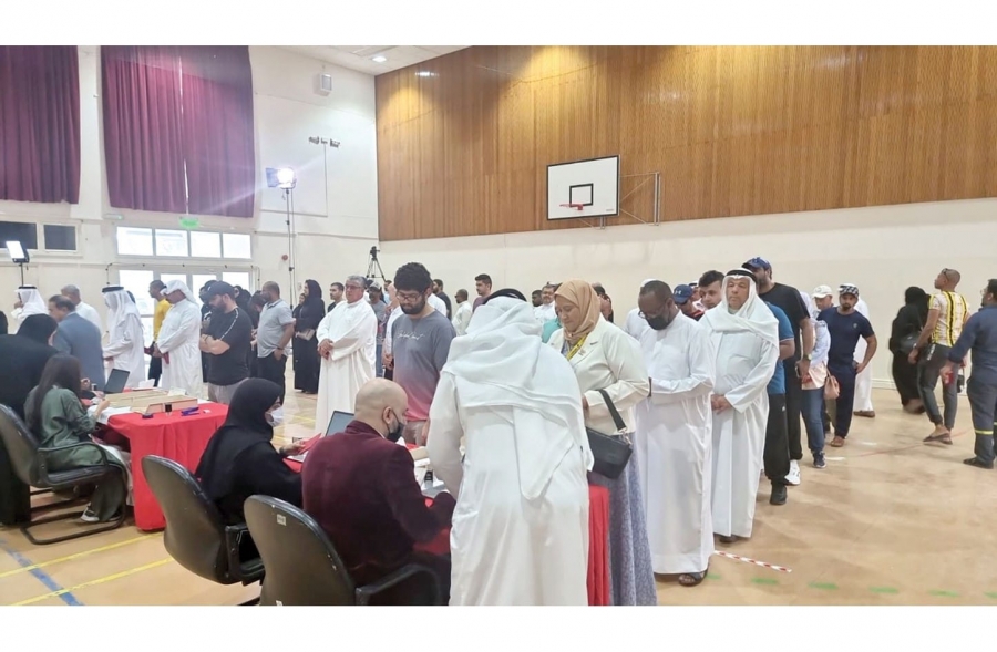 البحرين : أولى العاصمة تفتح أبوابها للاقتراع والناخبون يتدفقون للمشاركة بالتصويت