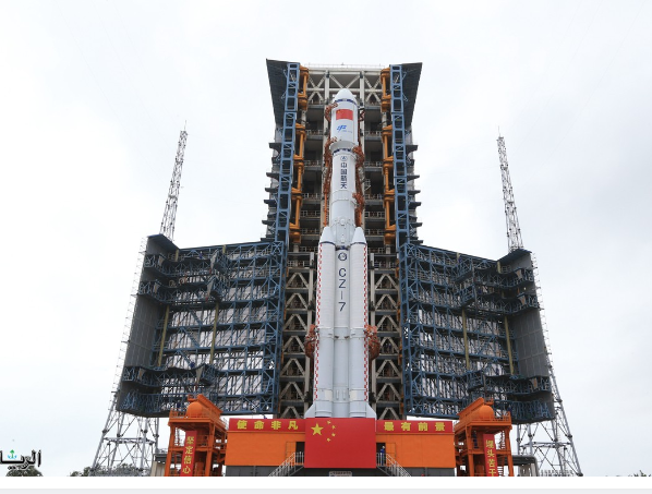 الصين تطلق مركبة شحن فضائية وقمرا صناعياً بيئياً جديداً