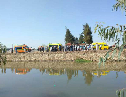 مصر.. ارتفاع ضحايا سقوط حافلة إلى 20