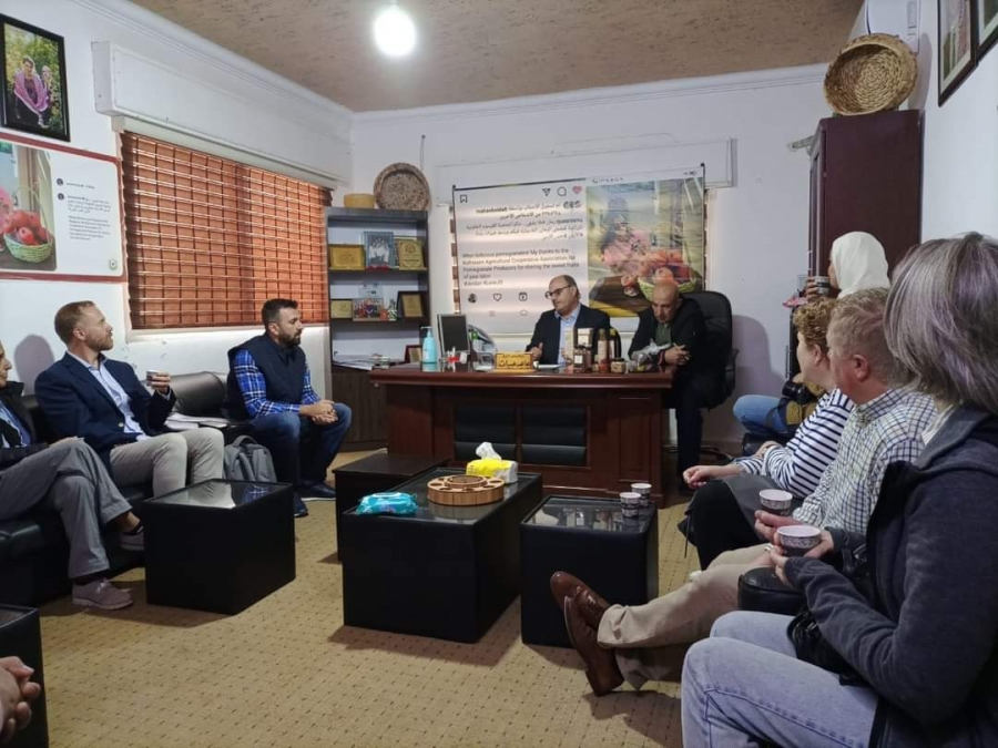 وفد عالمي رفيع المستوى يزور جمعية كفرسوم التعاونية الزراعية لمنتجي الرمان