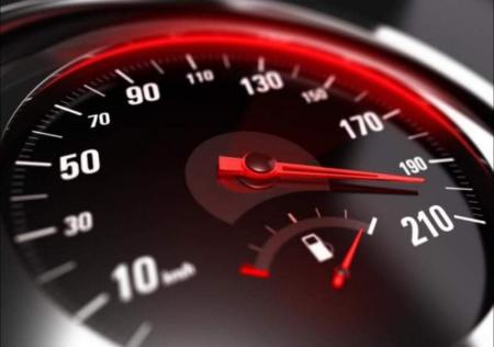 ضبط سائق قاد مركبته بسرعة متهورة على الصحراوي