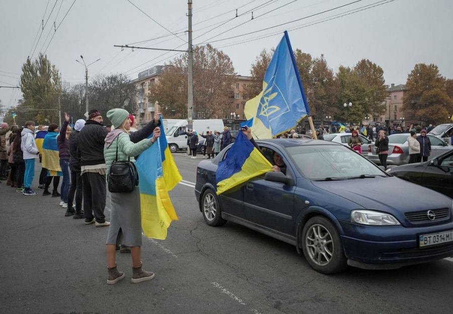 استقبال القوات الأوكرانية بالورود في خيرسون بعد الانسحاب الروسي
