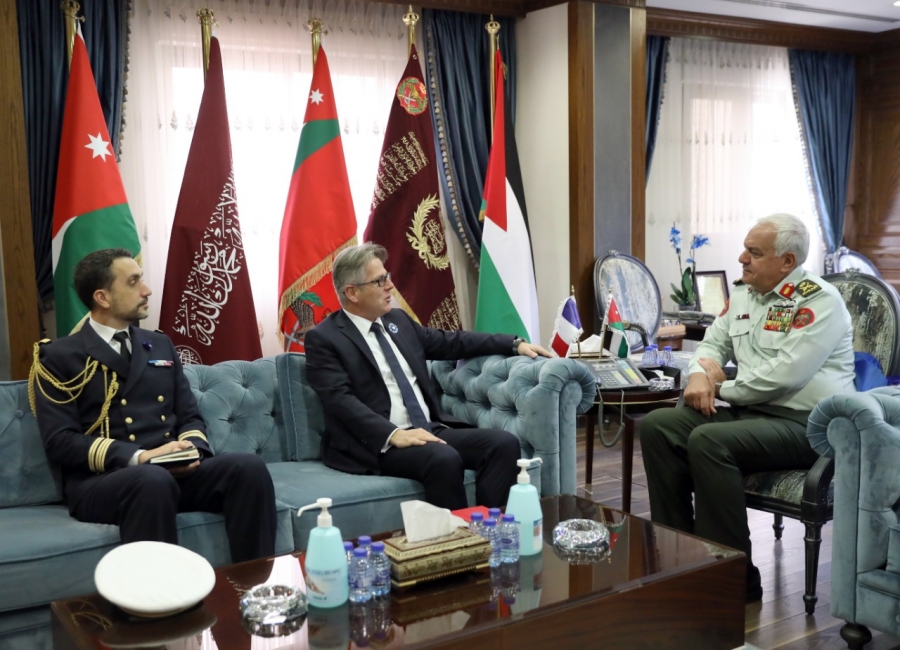 رئيس هيئة الأركان المشتركة يستقبل السفير الفرنسي