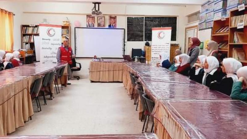 الهلال الأحمر الأردني يعقد جلسات تثقيفية في مدارس الطفيلة