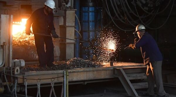 توقعات بإغلاق مصانع أوروبية جراء فرض حظر على المعادن الروسية