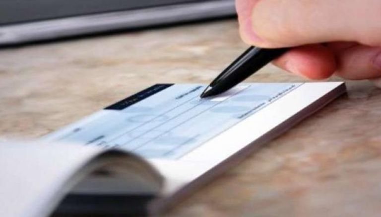 المهر الأغلى.. عريس يقدم لعروسه شيكا بمليون دينار بلكويت