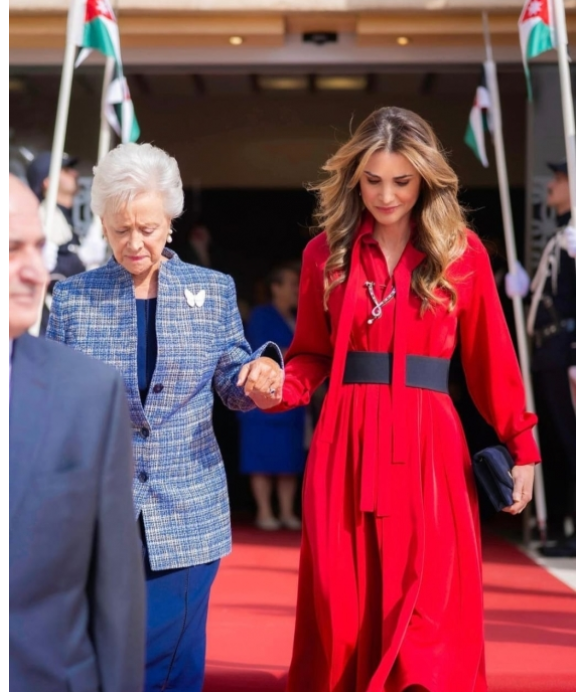 الملكة أم حسين تخطف الأنظار.. بصورة الكنة والحماة