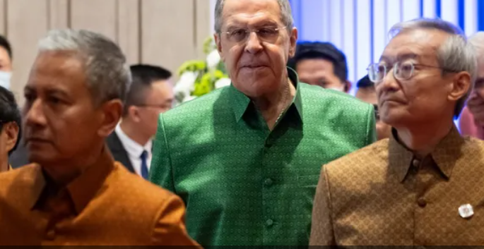 بعد أنباء الوعكة الصحية.. لافروف: لعبة سياسية