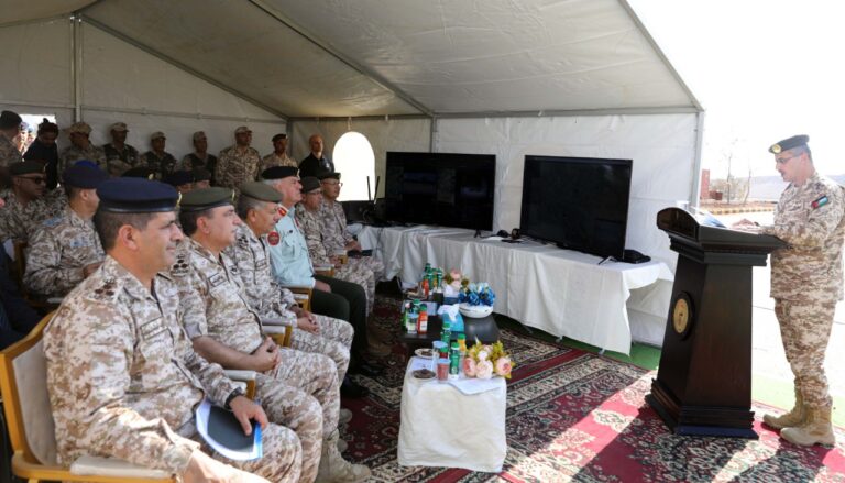 رئيس هيئة الأركان يطلع على نظام مواجهة الطائرات المسيرة