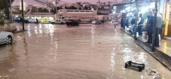 مياه الامطار تغلق دوارًا وتداهم منازل في جرش