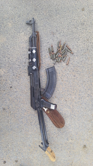 البحث الجنائي يداهم ويلقي القبض على مطلوب مصنف بالخطر في الشونة الجنوبية