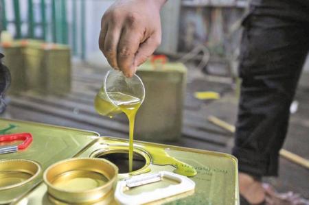 المواصفات: مختبر خاص لشم وتذوق زيت الزيتون