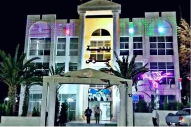 بلدية جرش تزيل الطمي و مخلفات الأبنية التي جرفتها مياه الأمطار