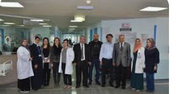 وفد من الصحة العالمية يطلع على خدمات التأهيل في مستشفى الجامعة