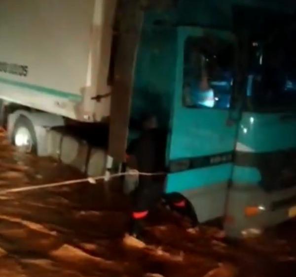 اخلاء محاصرين علقت مركباتهم بمنطقة طريبيل