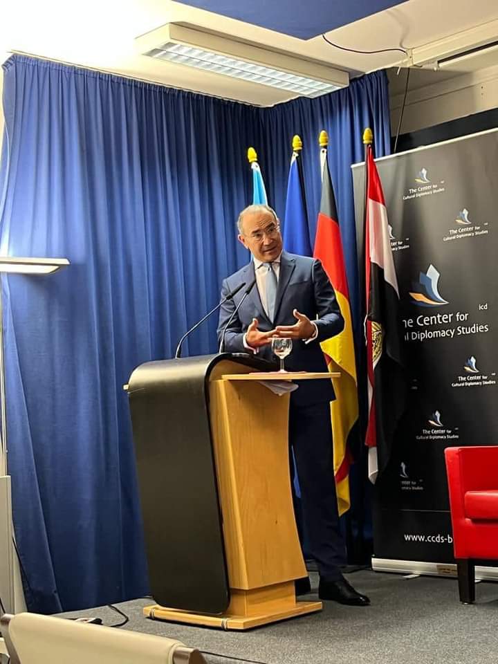 السفير المصري في برلين يشارك في حلقة نقاشية حول آثار الحرب الأوكرانية على الشرق الأوسط