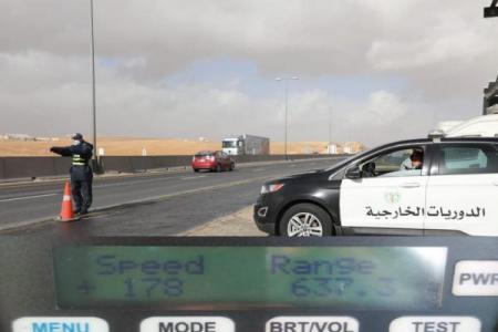 ضبط 3 مركبات بسرعات عالية على طرق خارجية