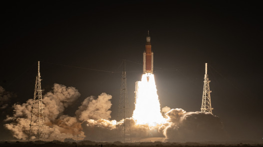 ناسا تطلق صاروخها العملاق الجديد إلى القمر