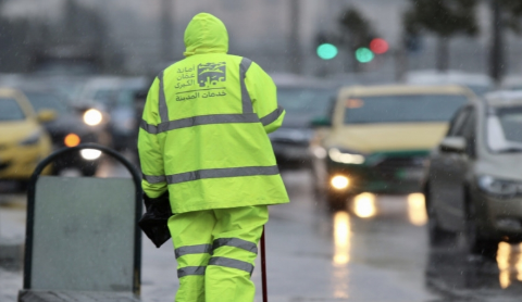 عامل وطن يتسلم وظيفتين حكوميتين ويتقاضى راتبين