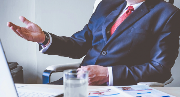 تعيين موظف في هيئة بـ 3500 دينار شهريا دون رؤيته وبلا وثائق