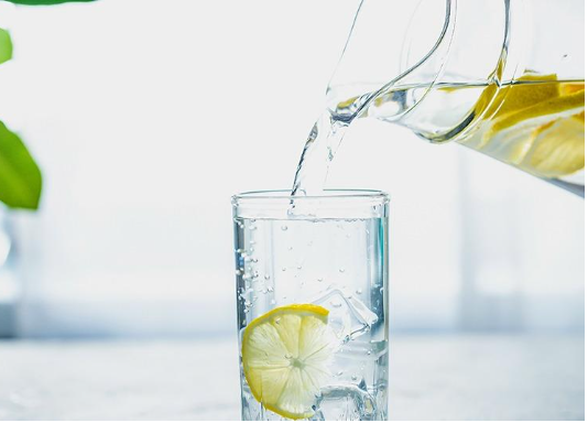 هل سمعت عن فوائد الليمون والماء معاً من قبل؟