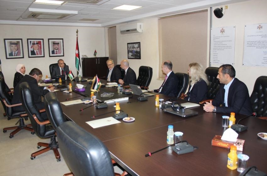 وفد اجنبي لوزير النقل: نولي أهمية لتزويد الباص السريع بحافلات غاز