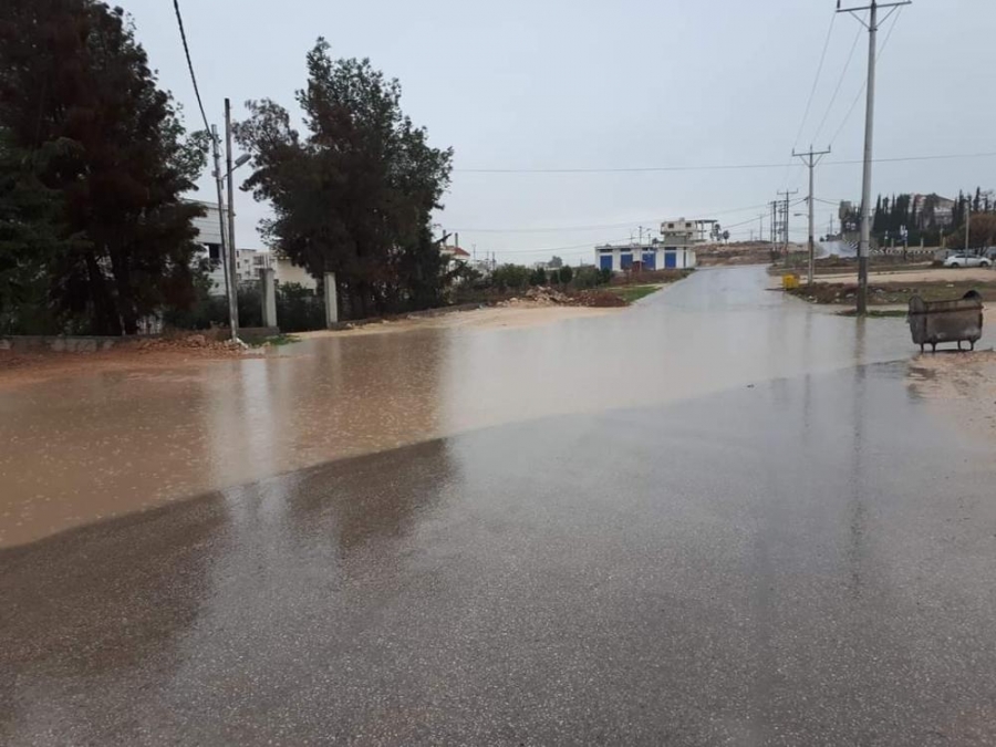 الرمثا.. مياه الأمطار تداهم منازل ومحال تجارية في بلدة البويضة