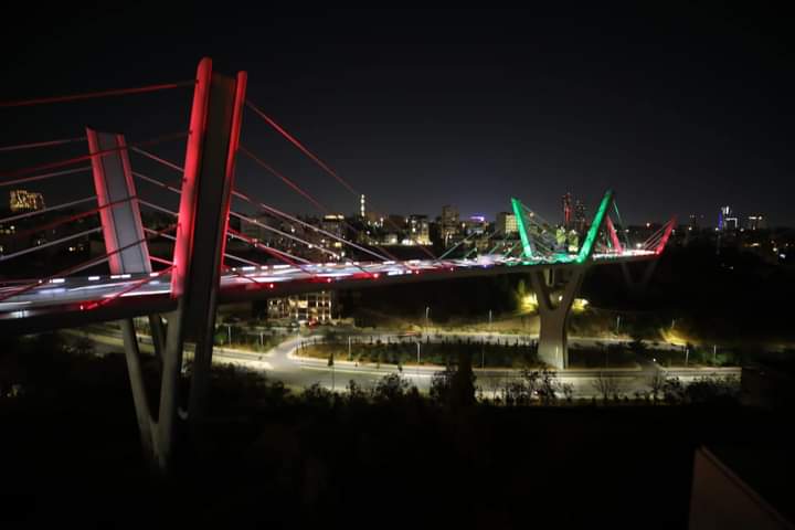 أمانة عمان ...تضيء جسر عبدون بألوان العلم المغربي _صور