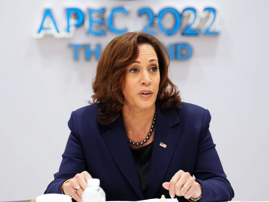 كامالا هاريس تلتقي الرئيس الصيني وتدعو إلى تواصل مفتوح