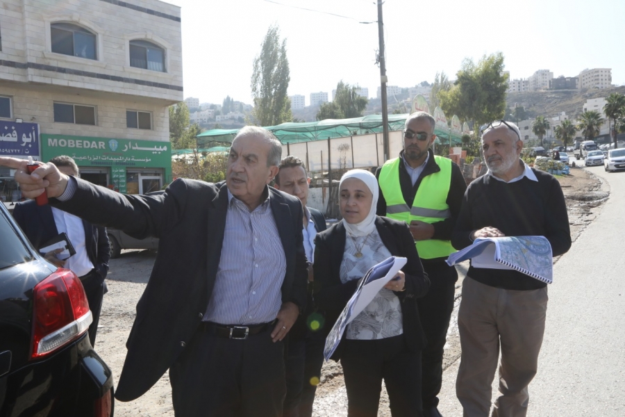 وزير الأشغال يوعز بتعزيز السلامة المرورية بفتحات التفاف نزول صافوط