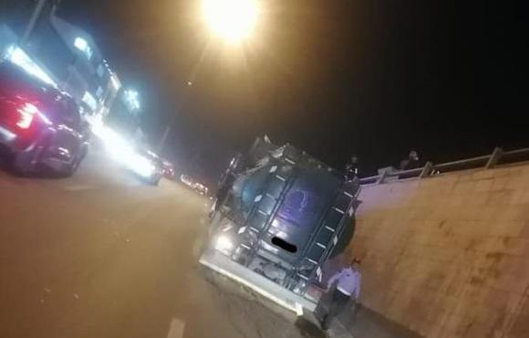 تعطل صهريج مياه يعيق الحركة المرورية بنفق خلدا