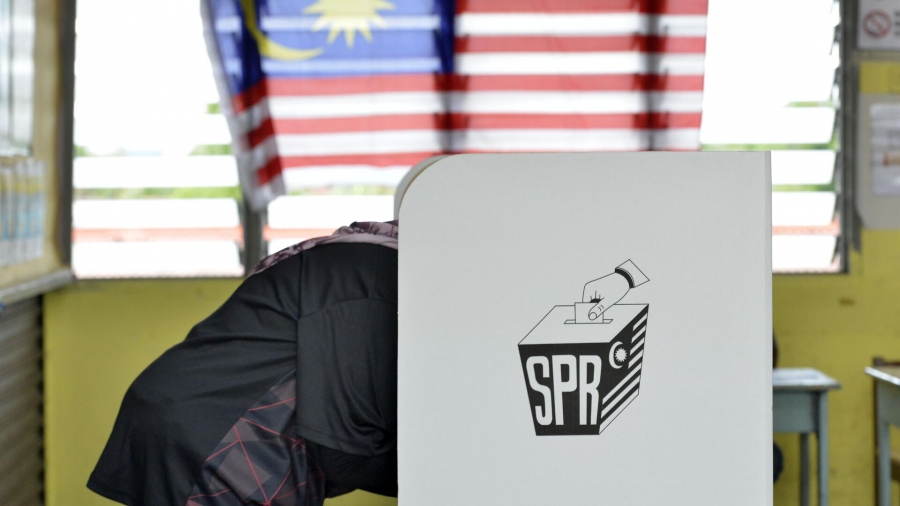 رئيس الوزراء الماليزي السابق وزعيم المعارضة يعلنان الفوز في الانتخابات