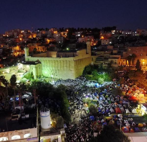 آلاف المستوطنين يقتحمون المسجد الإبراهيمي