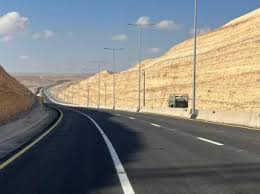 دهس شخص في المصدار وتدهور تريلا على طريق الحسا