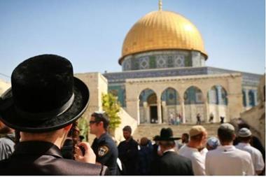 عشرات المستوطنين يقتحمون الأقصى