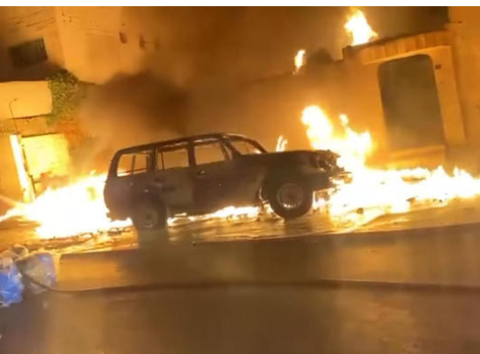 لحظة اشتعال الحريق بـ (ساحة البنزين) بالعقبة