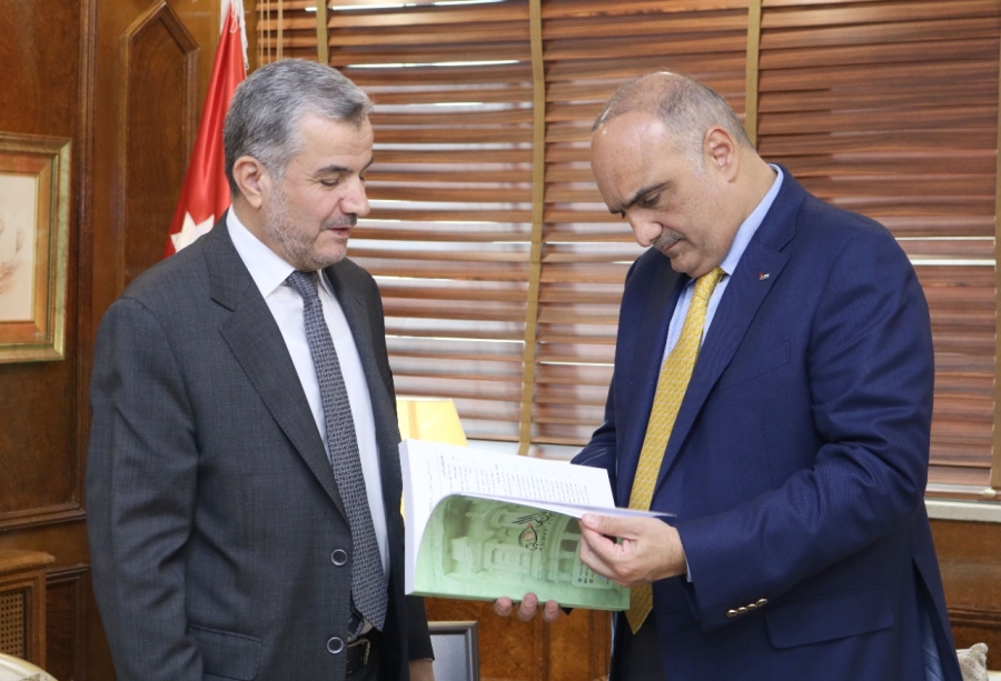 رئيس الوزراء يؤكد الالتزام بالمحافظة على المال العام