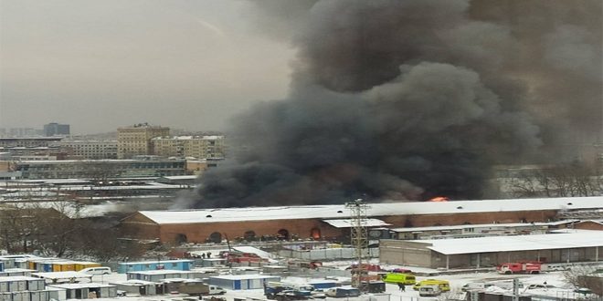 اندلاع حريق ضخم بمستودع تجاري وسط موسكو