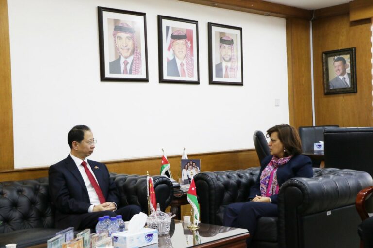 وزيرة الاستثمار تبحث مع السفير الصيني تعزيز التعاون المشترك