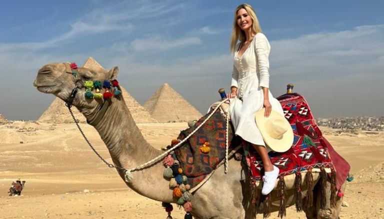 إيفانكا ترامب تهرب من السياسة إلى أهرامات مصر_صور