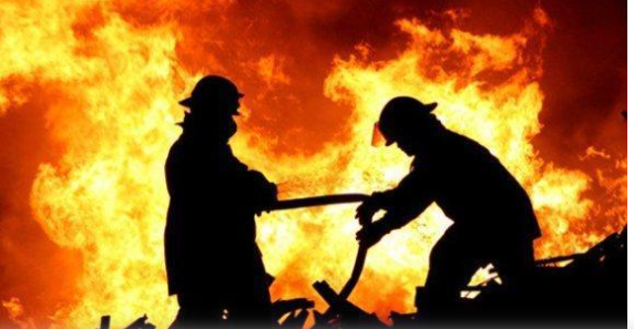 اخماد حريق بسيط داخل إحدى محطات المحروقات في إربد