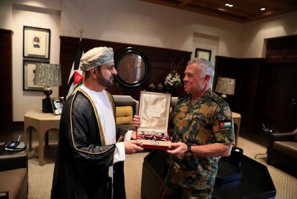 الملك يمنح السفير العماني وسام الاستقلال