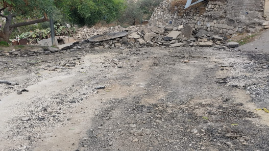 إغلاق شارع السلام في جرش لتضرره بعد سحب حافلة سياحية عالقة