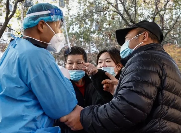 الصين تسجل ارتفاعا قياسيا في عدد الإصابات رغم إجراءاتها الصارمة لمنع انتشار المرض