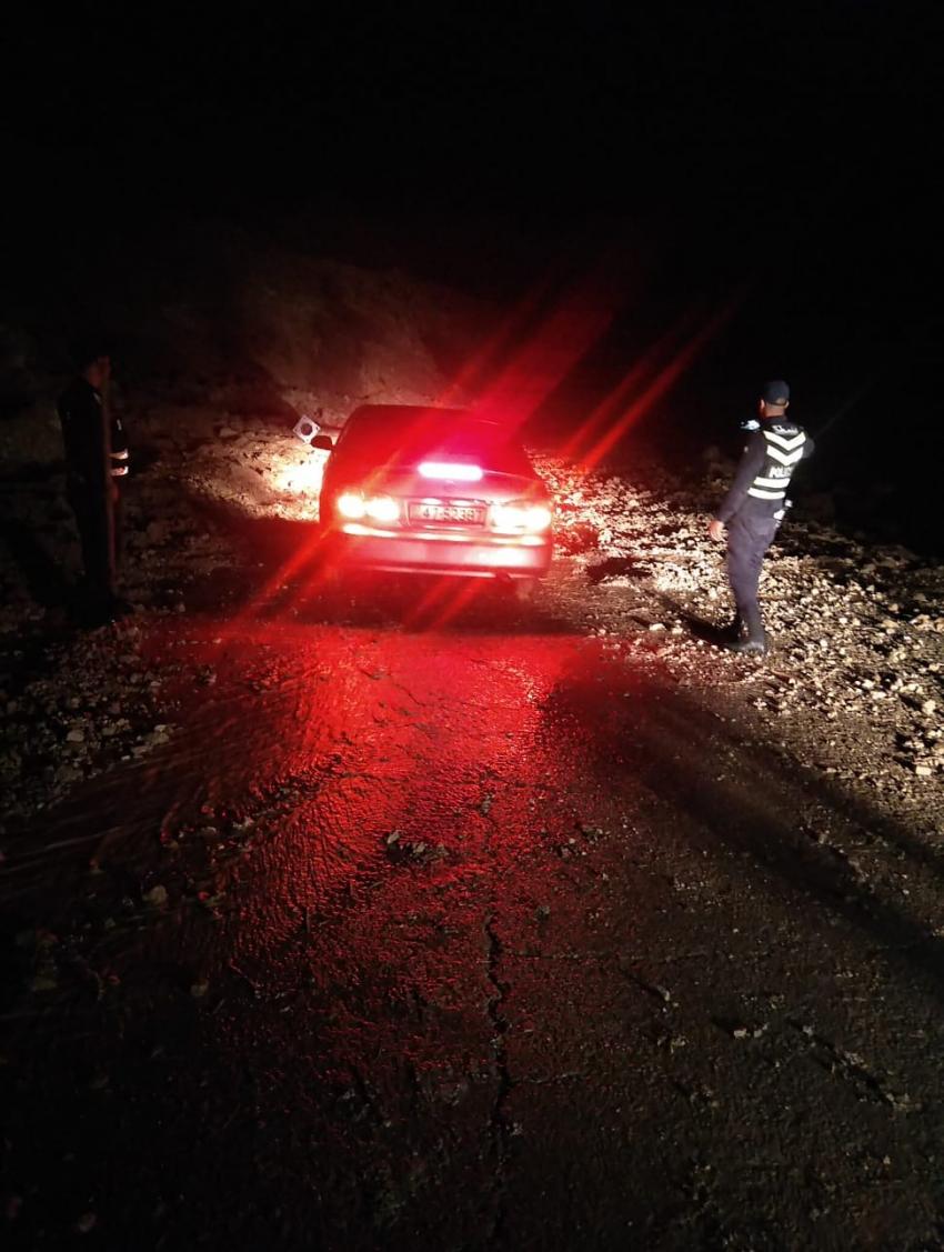 اتربة وحجارة تعيق حركة السير على طريق الموجب الكرك