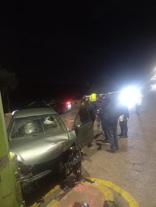 سقوط عمود كهرباء على مركبة في حسبان (صور)