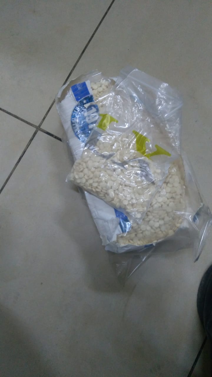 الجمارك: ضبط ١٠ آلاف حبة كبتاجون وكيلو غرام من مادة الكريستال في شاحنة قادمة عبر حدود جابر