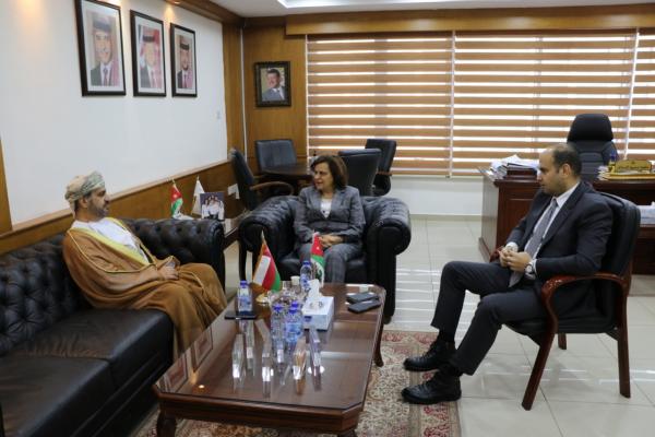 السقاف تلتقي سفير عُمان وتبحث التعاون الاستثماري